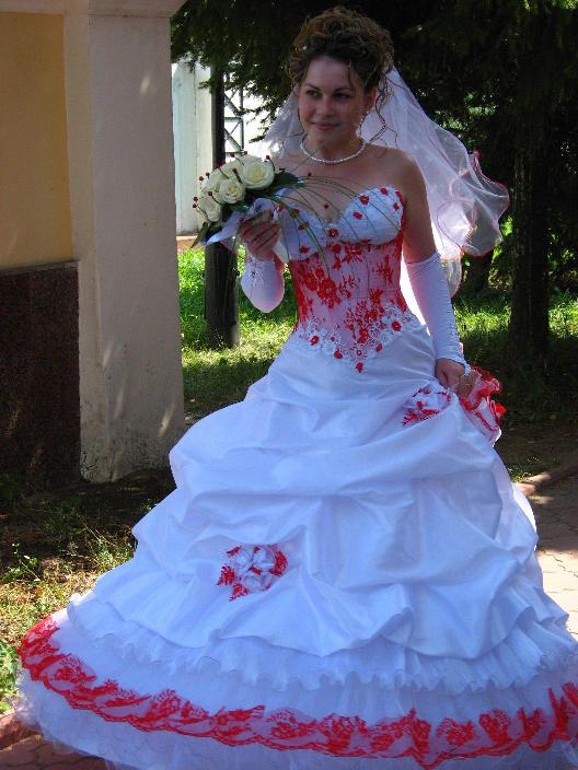 Красное свадебное платье: лучшие фасоны и аксессуары (фото)