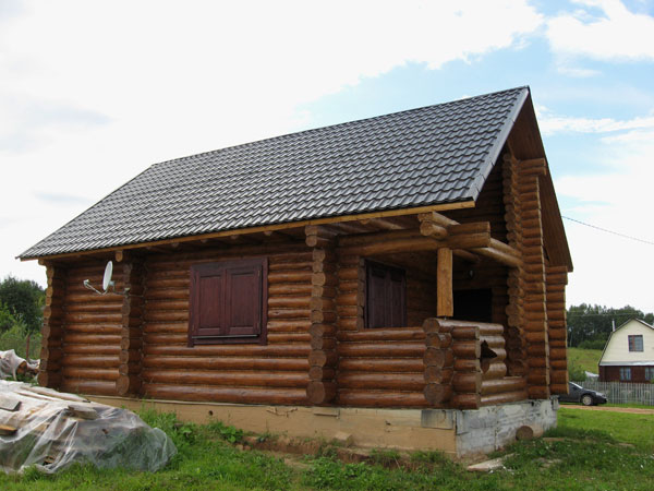 Рубленные дома из северного леса зимней рубки.